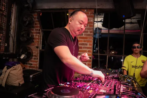 DJ sangdo adjusting the EQ of his mix